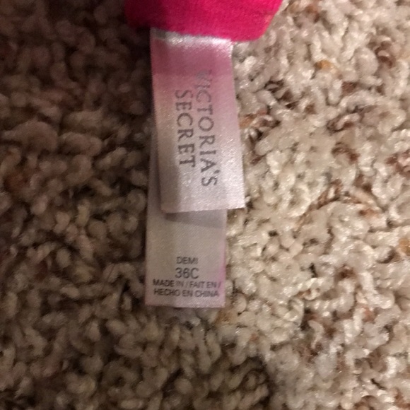 VS - matching bra (36C)/thong (OS) - never worn - Picture 13 of 16